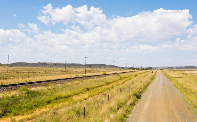 Strada rurale accanto a una ferrovia in un campo
