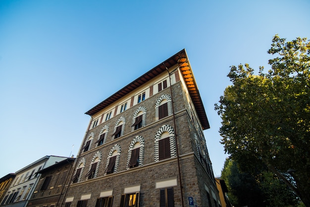 Strada stretta a Firenze, Toscana, Italia. Architettura e punto di riferimento di Firenze. Accogliente paesaggio urbano di Firenze