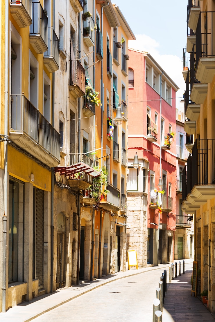 Foto gratuito strada stretta della città europea. girona