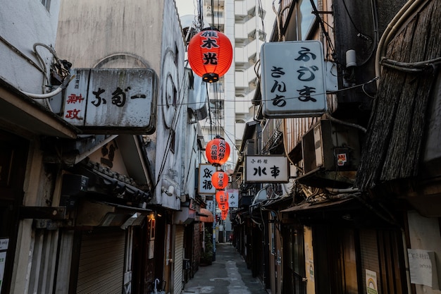 Strada stretta di giorno in Giappone con lanterne