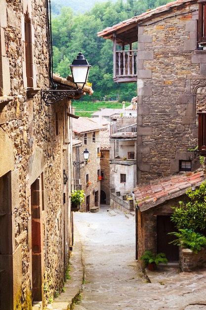 strada stretta di vecchio villaggio catalano