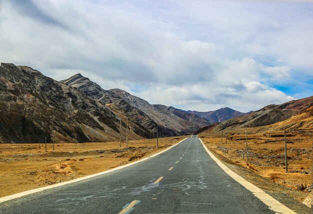 Strada tra le montagne