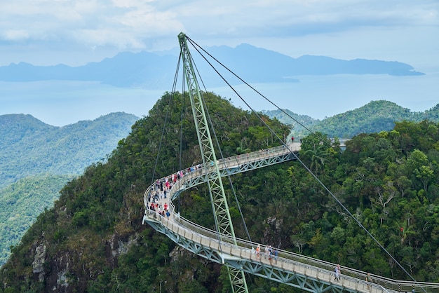 Strada tra le montagne