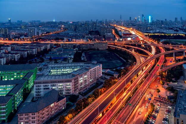 Strada urbana con il paesaggio urbano