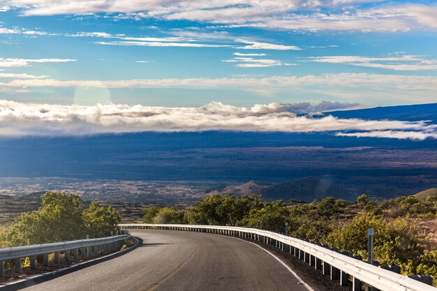 Strada vuota in una giornata nuvolosa