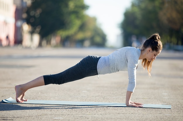 Strada yoga: posa di plancia