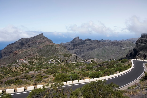 Strade senza pedaggio con paesaggio naturale