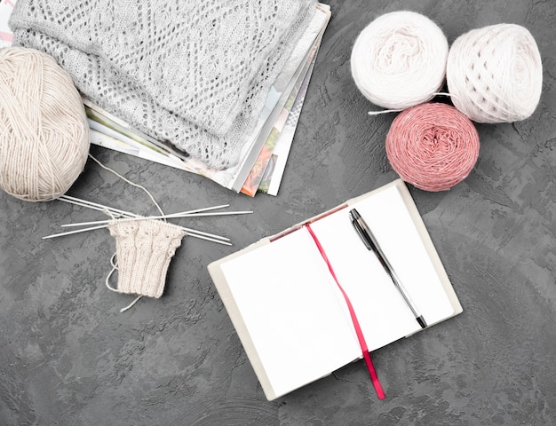 Strato piatto di rifornimenti per il crochet