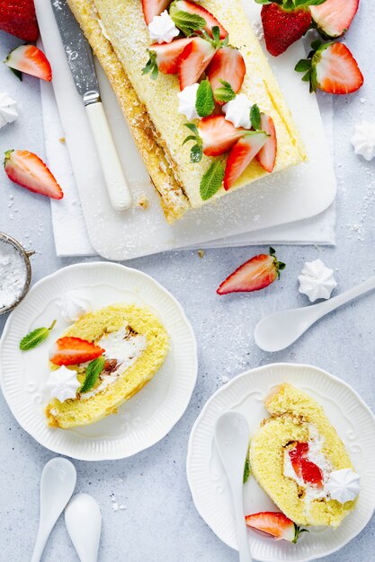 Strawberry Swiss roll flat lay fotografia di cibo