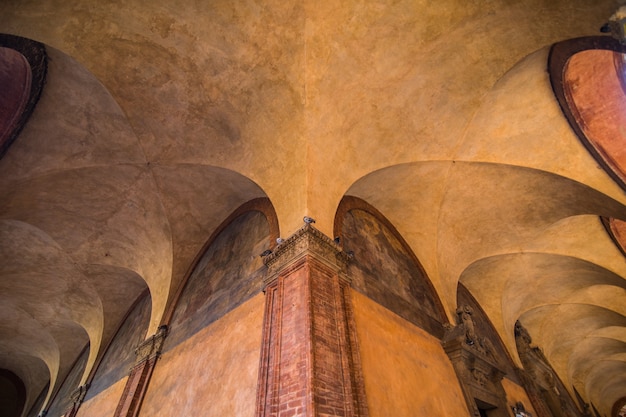 Street view con galleria nella città di Bologna in Italia