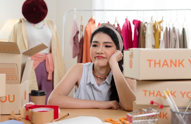 Stress da giovane imprenditore asiatico in una donna fallita di affari online con problemi di lavoro PMI