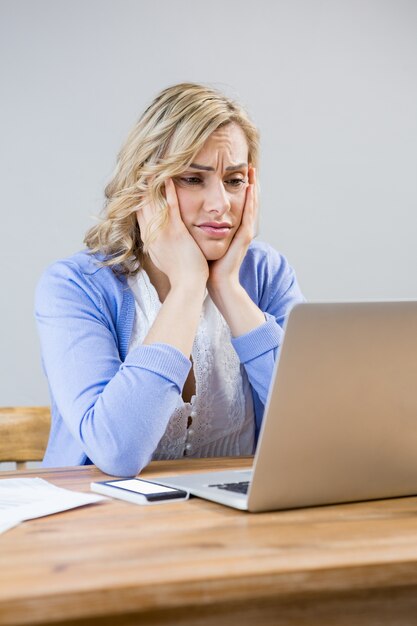 Stressato donna con laptop