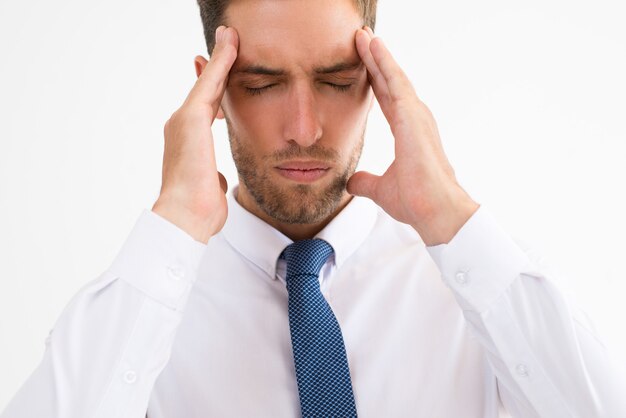 Stressato uomo d&#39;affari toccando templi e pensando intensamente