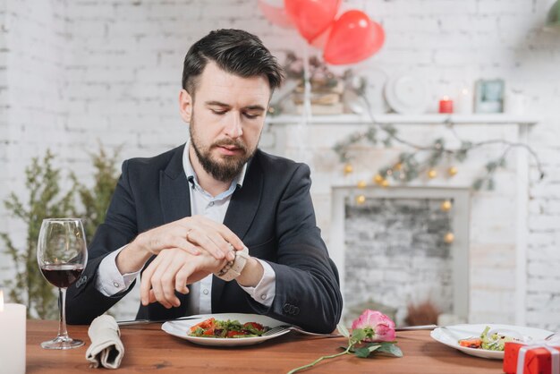 Stressato uomo in attesa di data in ritardo