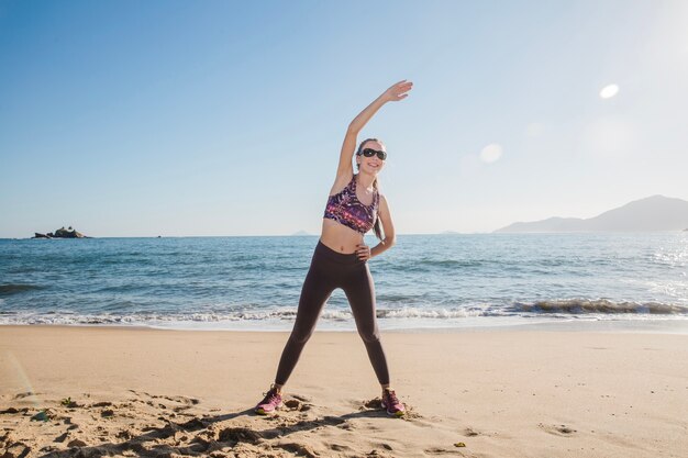 Stretching sulla spiaggia