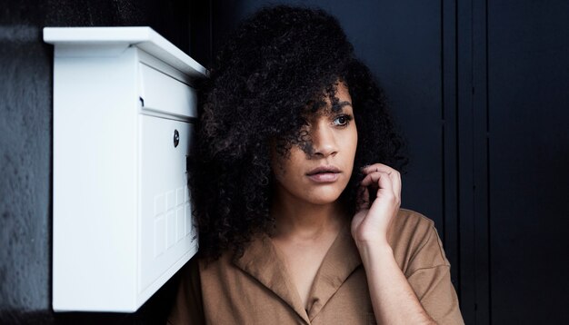 stretta di giovane donna di colore con i capelli afro