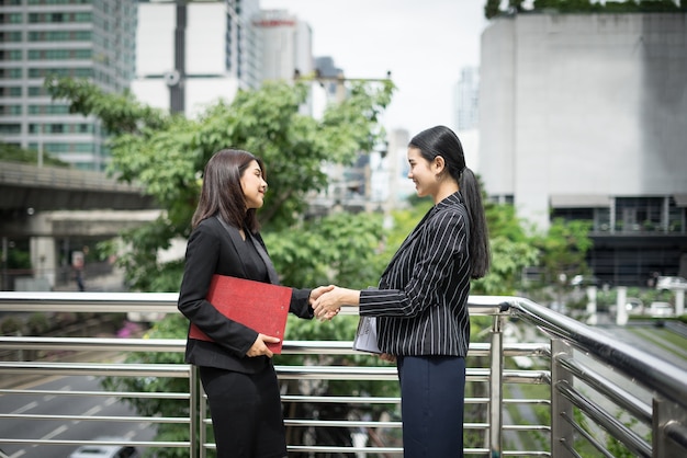 Stretta di mano degli uomini d&#39;affari con il compagno di lavoro, Handshake business partner lavorano insieme.