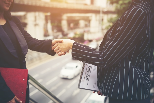 Stretta di mano degli uomini d&#39;affari con il compagno di lavoro, Handshake business partner lavorano insieme.