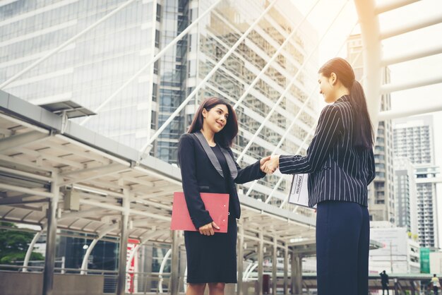 Stretta di mano degli uomini d&#39;affari con il compagno di lavoro, Handshake business partner lavorano insieme.