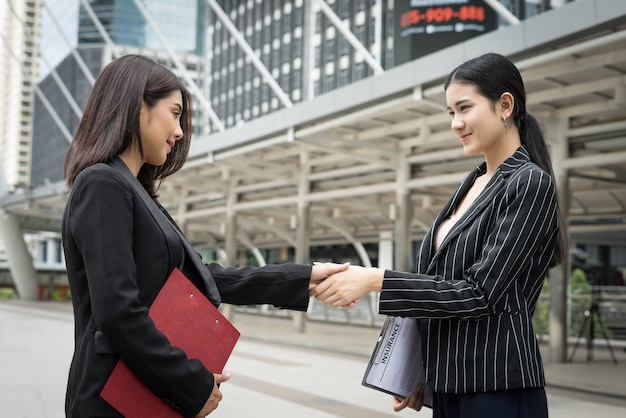 Stretta di mano degli uomini d&#39;affari con il compagno di lavoro, Handshake business partner lavorano insieme.