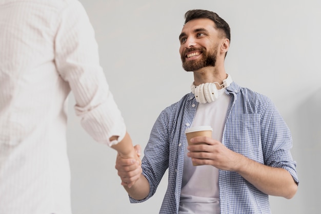 Stretta di mano di angolo basso alla vista dell'ufficio