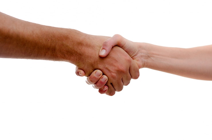 Foto gratuito stretta di mano in segno di saluto