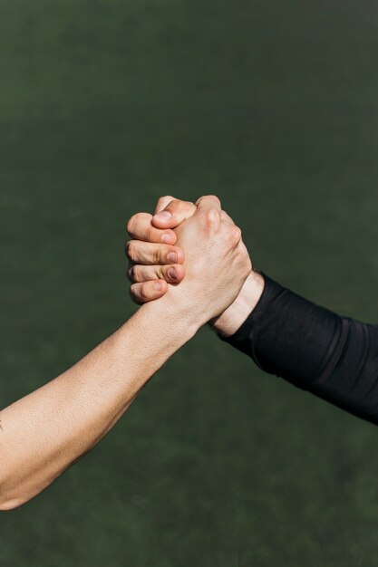 Stretta di mano sul campo di calcio