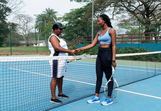 Stretta di mano tra i giocatori di tennis