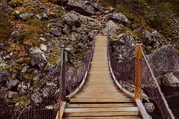 Stretto ponte di legno in montagna. Natura incredibile in Norvegia.