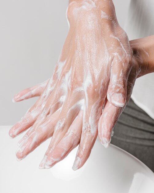 Strofinando le mani con acqua e sapone