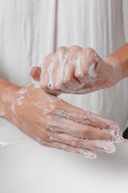 Strofinando le mani con acqua e sapone