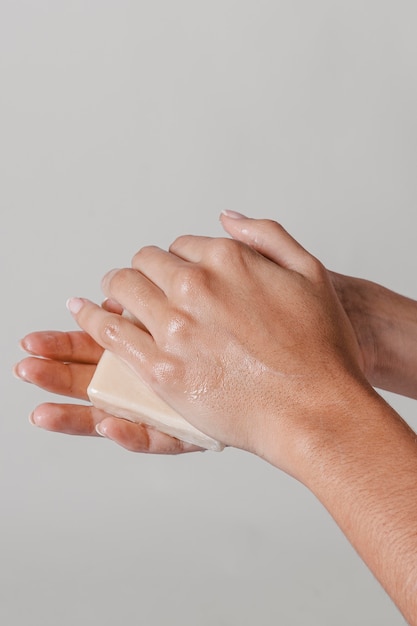 Strofinando le mani con il blocco del concetto di igiene del sapone