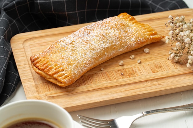 Strudel di mele tradizionale su tavola di legno da vicino