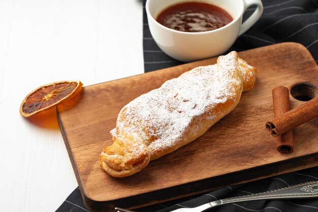 Strudel di mele tradizionale su tavola di legno da vicino