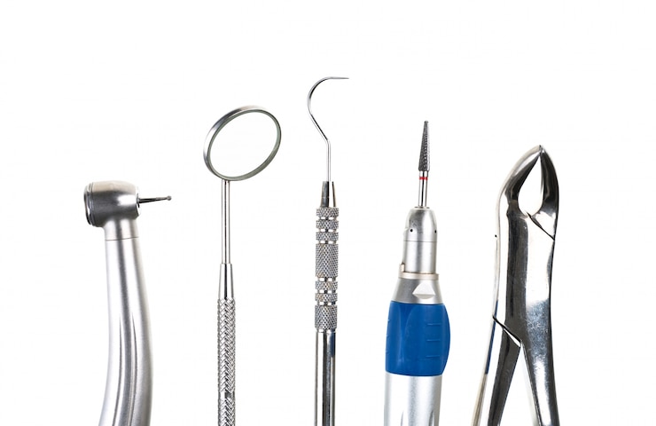 Foto gratuito strumenti del dentista in fila
