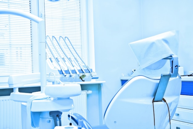 Strumenti dentistici professionali nell&#39;ufficio dentale.