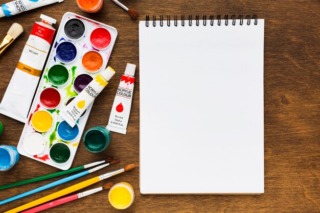 Strumenti di arte dello studio e spazio della copia