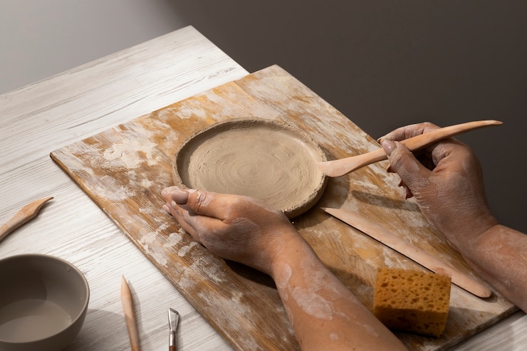 Foto gratuito strumenti di ceramica e ceramica ancora in vita