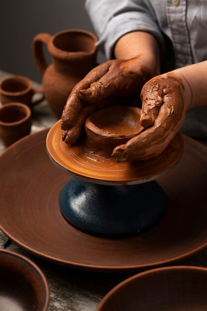Strumenti di ceramica e ceramica ancora in vita