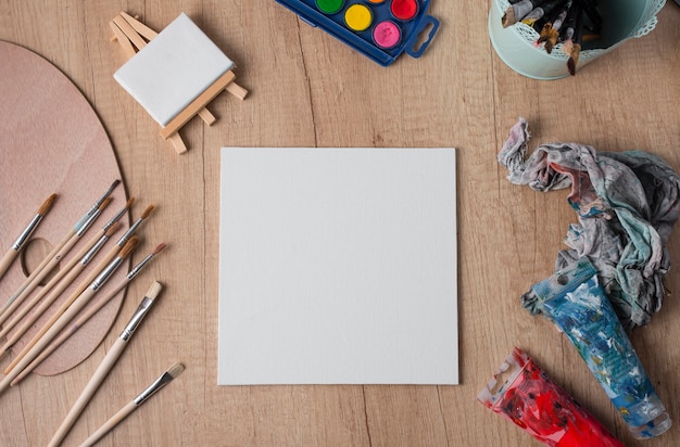 Strumenti di pittura vista dall'alto sul tavolo