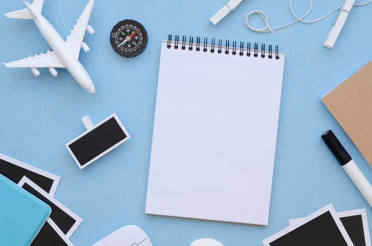 Foto gratuito strumenti di viaggio distesi sul tavolo
