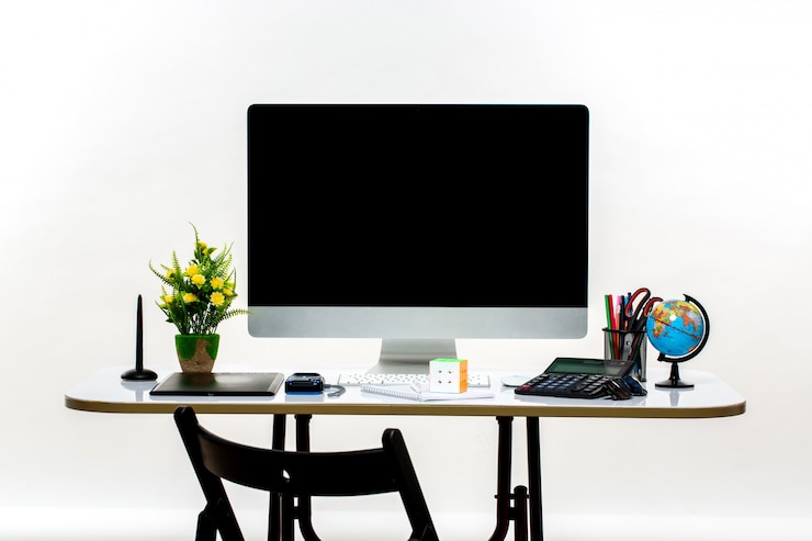 Foto gratuito strumenti per ufficio e pc sulla scrivania