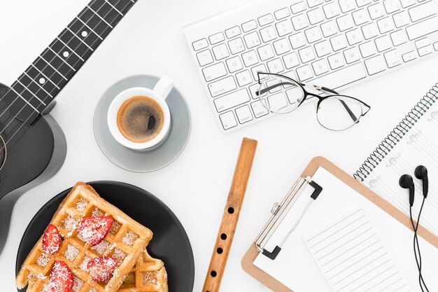 Strumenti per ufficio e waffle in ufficio