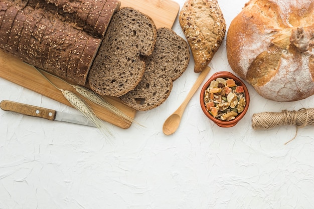 Strumenti vicino a pane e noci