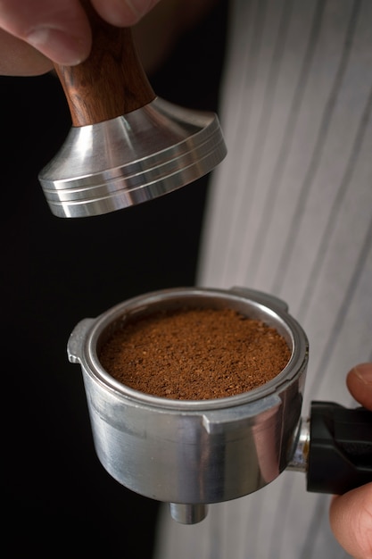 Strumento utilizzato in una macchina da caffè durante il processo di preparazione del caffè