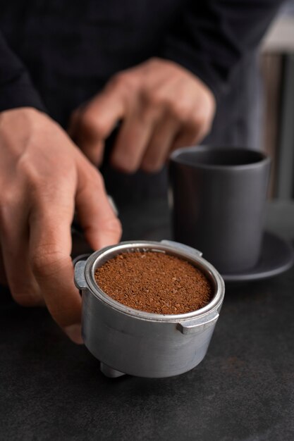 Strumento utilizzato in una macchina da caffè durante il processo di preparazione del caffè