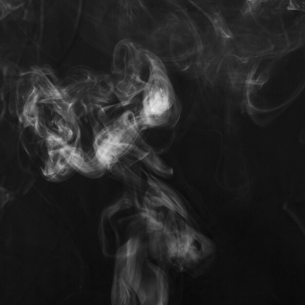 Struttura del fumo bianco su sfondo nero