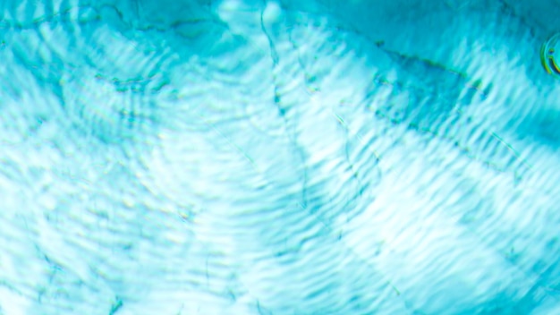 Struttura della piscina di acqua e acqua di superficie sul riflesso della piscina acqua della natura dell'onda blu sull'outdo...