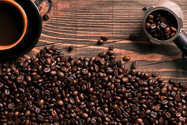 Struttura della tazza e dei fagioli di caffè sulla tavola di legno. Vista dall'alto. Copia spazio. Natura morta. Modello. Lay piatto