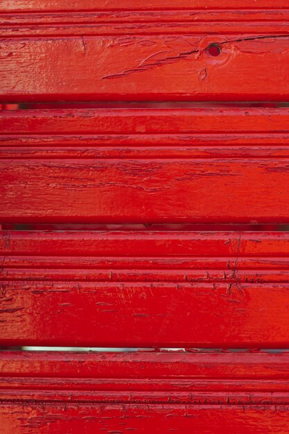 Struttura di legno danneggiata rossa
